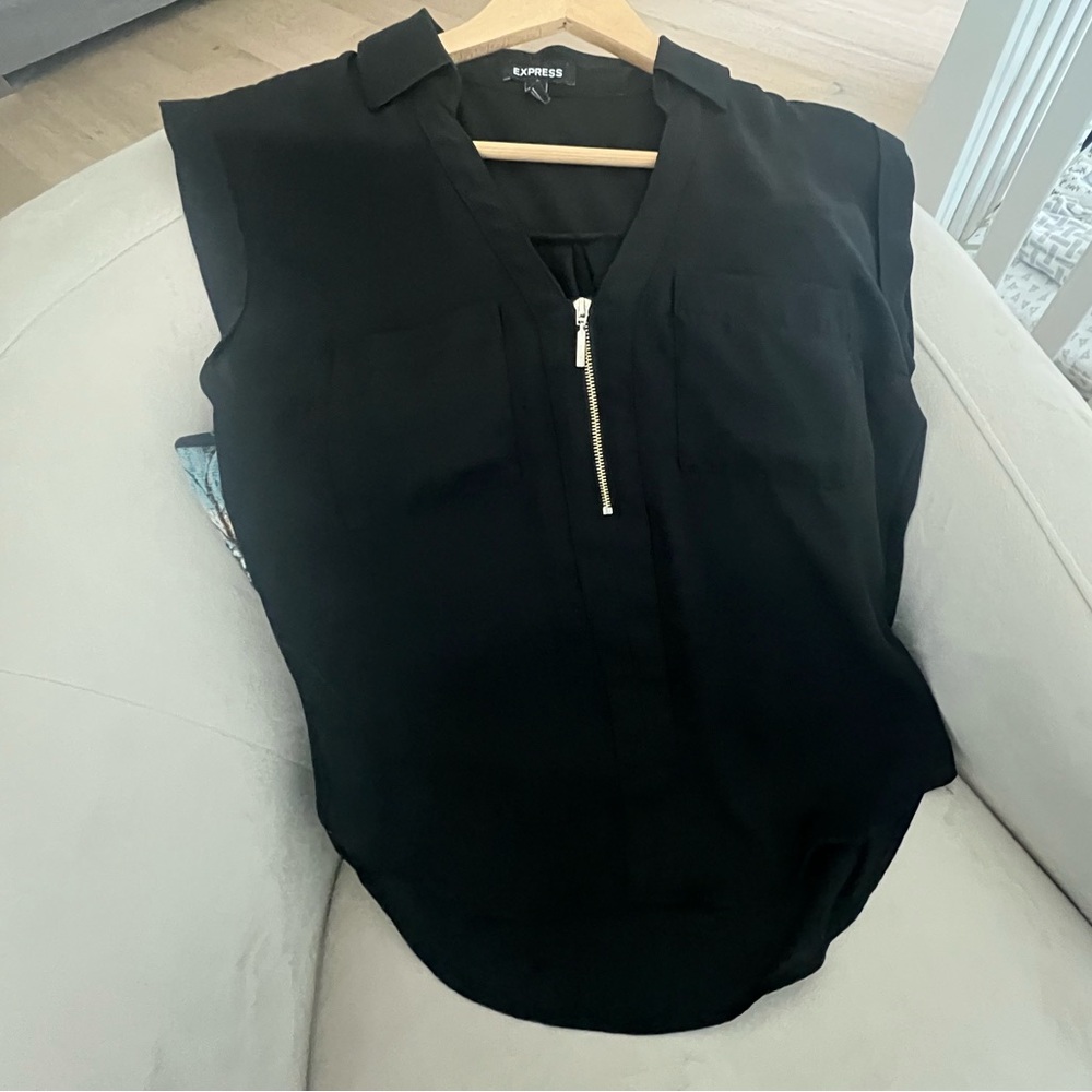 Express Short-sleeved Blouse with partial gold zipper